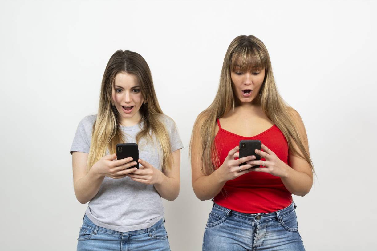 <b>2. Revisar constantemente redes sociales: </b>Comportamiento compulsivo de revisar redes sociales para mantenerse al tanto de lo que hacen sus amigos o compañeros.