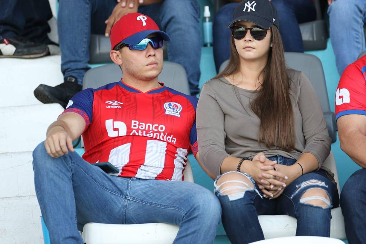 Exmundialista con su amada, bellezas y ambientazo en la semifinal Olimpia - Motagua