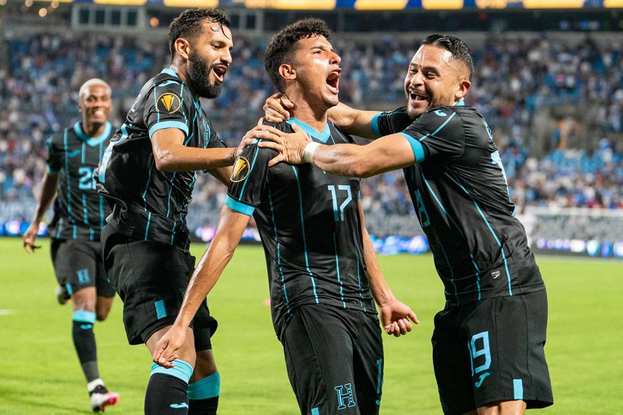 Jorge Álvarez y Omar Elvir fueron los primeros en llegar a celebrar con José Mario Pinto.