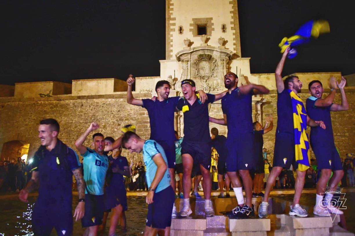 Los jugadores del Cádiz celebraron en las calles de la ciudad el hecho de evitar el descenso.