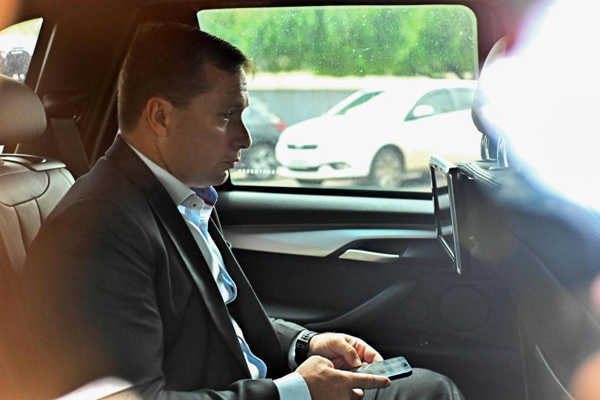 En ese encuentro, en el que participó el antiguo edecán de Bolsonaro, el teniente-coronel Mauro Cid, se plantearon “todas las medidas necesarias” para “intentar impedir la investidura” de Lula. A partir de ahí “comenzaron a implementar la logística” para la ejecución del plan.