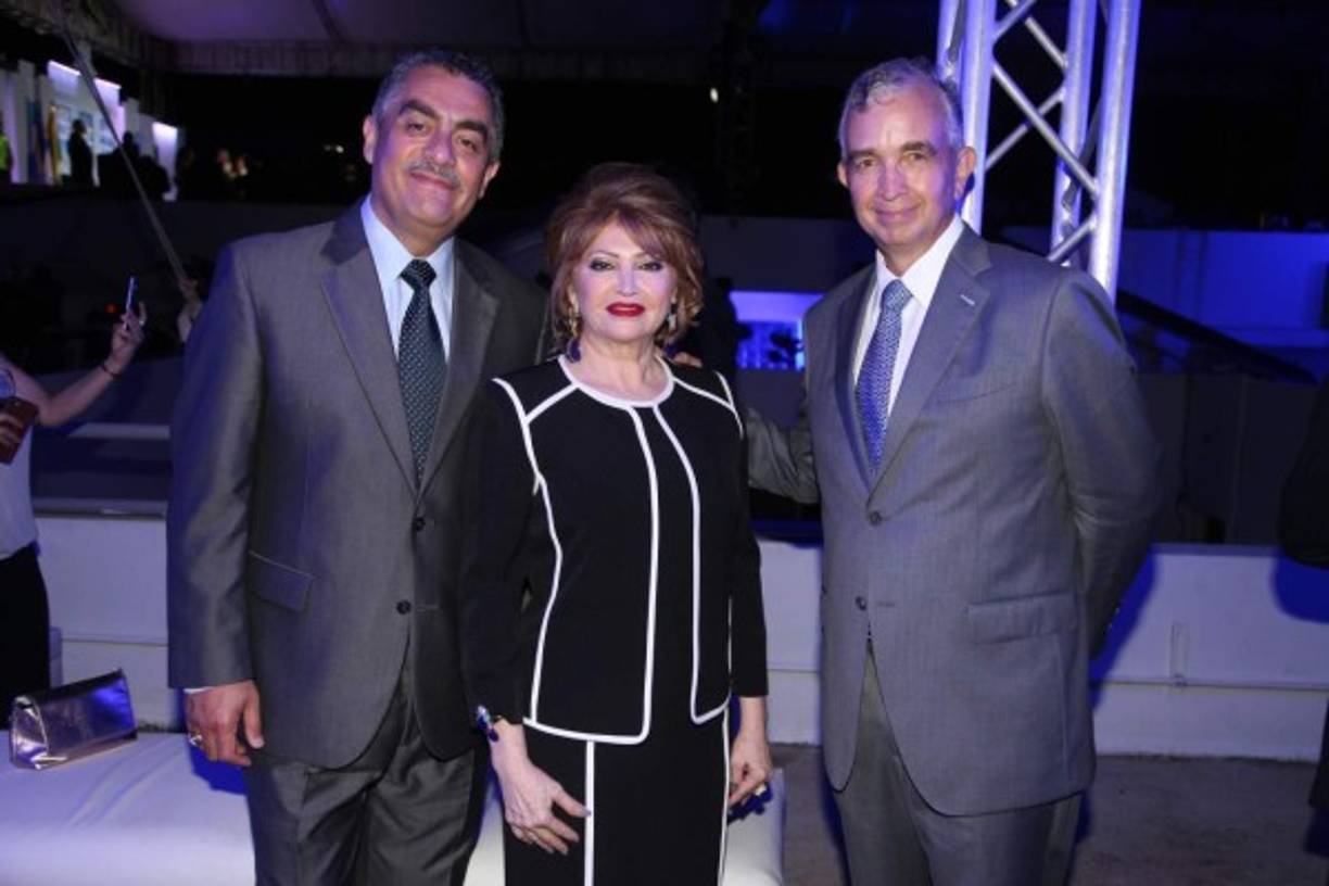 Víctor y Maritza Lara con Ernesto Lázarus.