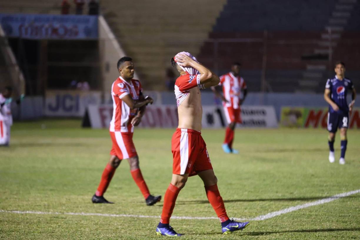 Los jugadores del Vida lamentaron la derrota ya que se han quedado con pocas opciones de jugar liguilla.