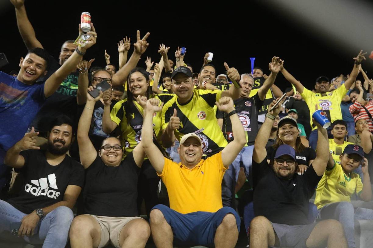 Unos cinco mil aficionados se hicieron presentes al estadio para presenciar la final de ida de la Liga de Ascenso. 
