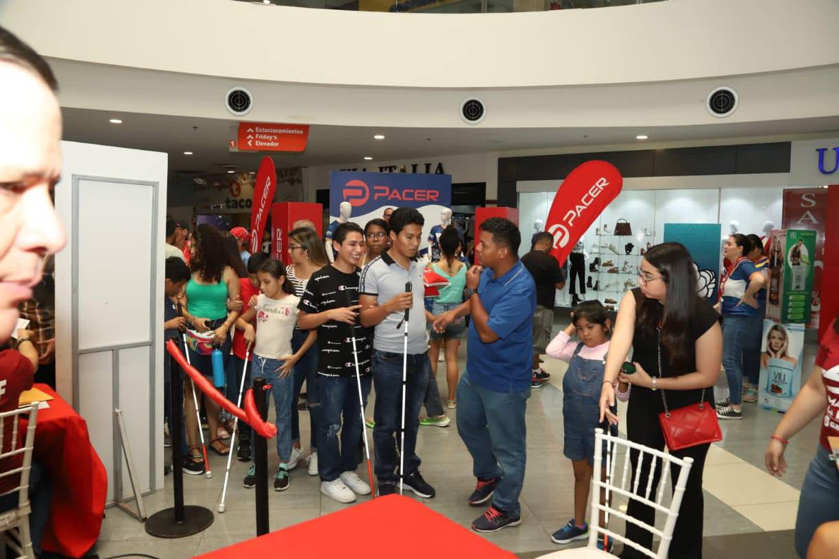 También asistieron los competidores de la categoría especial no vidente para poder reclamar su kit en el Mall Galerías.