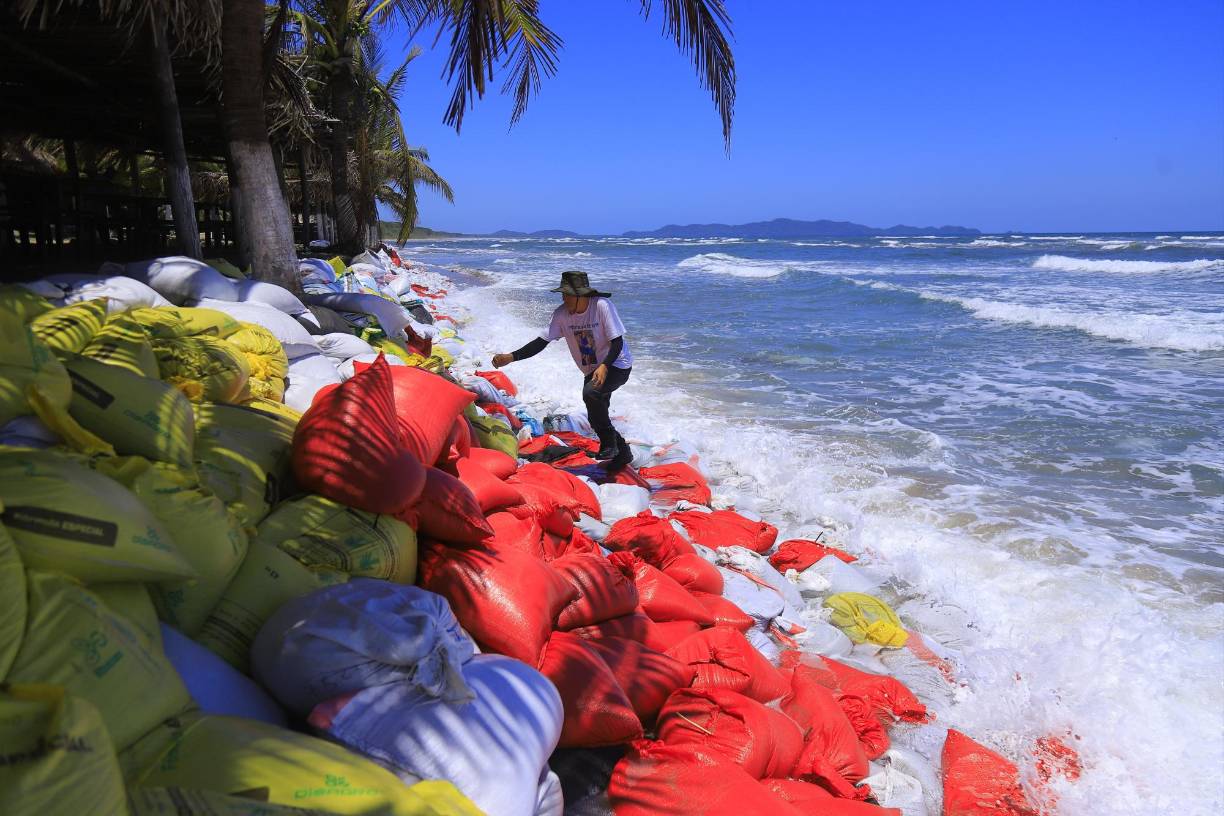 El impacto visual y emocional que causaron los sacos llenos de arena afectó la comunidad, pero fueron necesarios para salvaguardar las infraestructuras que peligraban a causa del oleaje. En la actualidad, se ven menos gracias a que mermó el impacto en el lugar. También tuvieron que rellenar varios tramos.