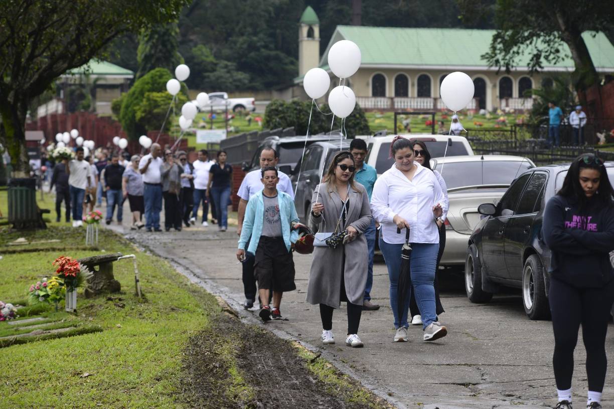 Ssus familiares y amigos mostraron una tristeza profunda por la pérdida irreparable de Carlos Peraza Jr. 