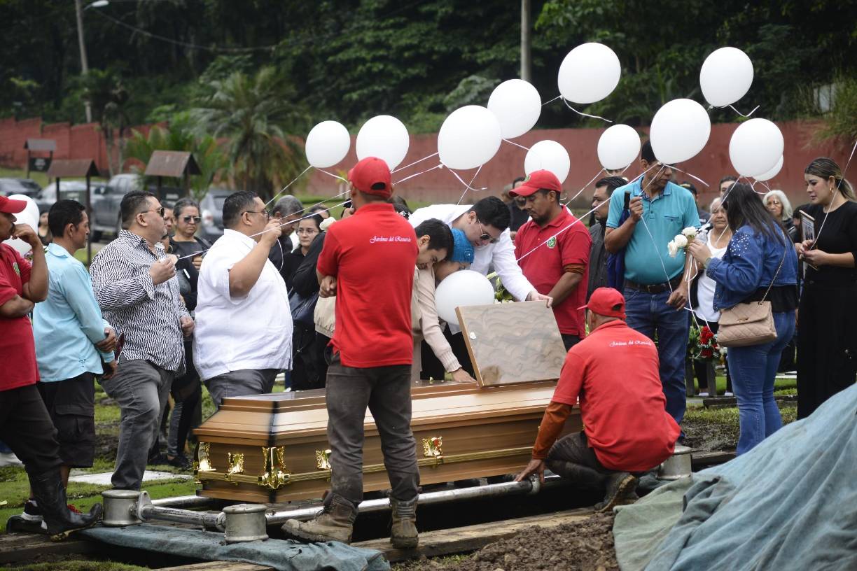 Conmovedores momentos se vivieron en el último adiós a Carlos Peraza Jr., quien destacó con su potente voz en medios como Radio Internacional, Power FM y La Mundo.