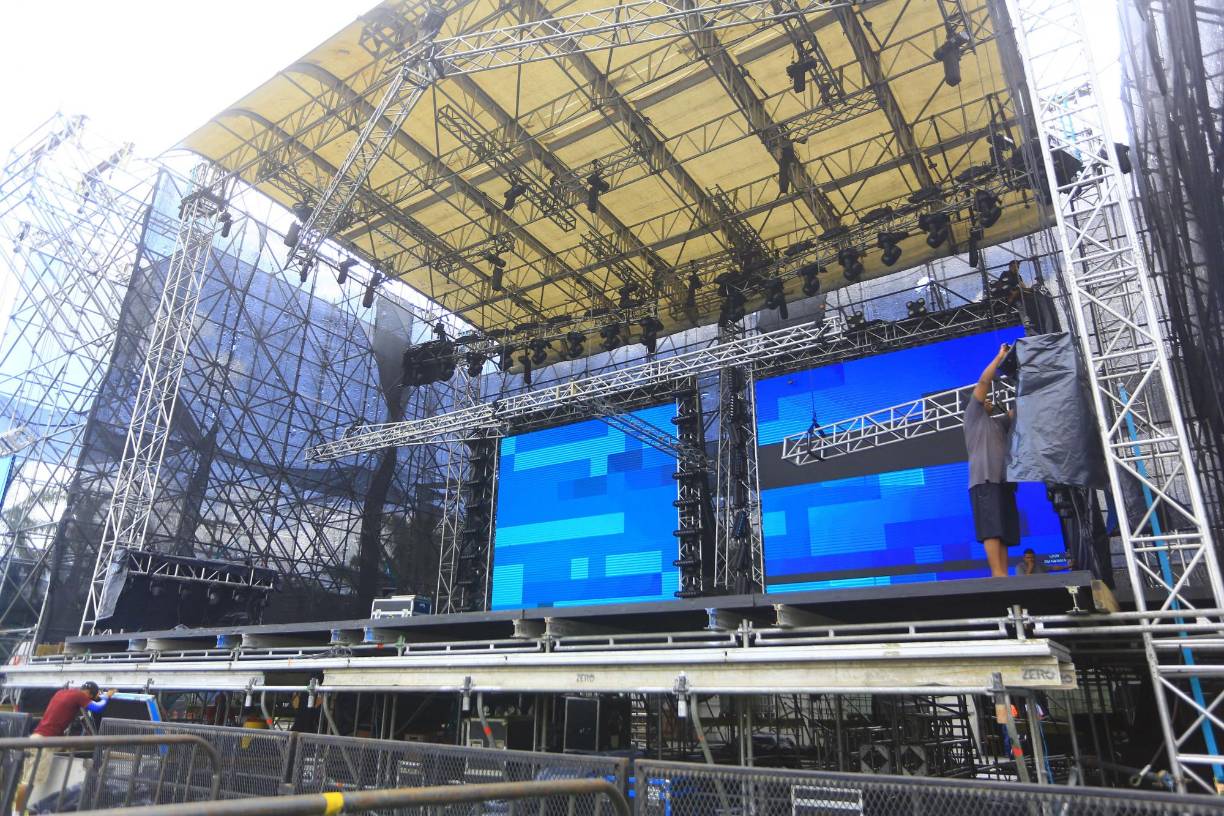 Los preparativos continúan hoy sábado, dando los últimos retoques al escenario principal, además de las diferentes áreas que tendrá el público a disponibilidad. Como ser: Alfombra Roja, Mesa Experiencia, Mesa Platinum, Silla VIP y General de Pie. Para adquirir su boleto preferido visite <a rel="nofollow" href="https://publitickets.com/events/carin-leon-honduras-2023">publitickets.com</a>.