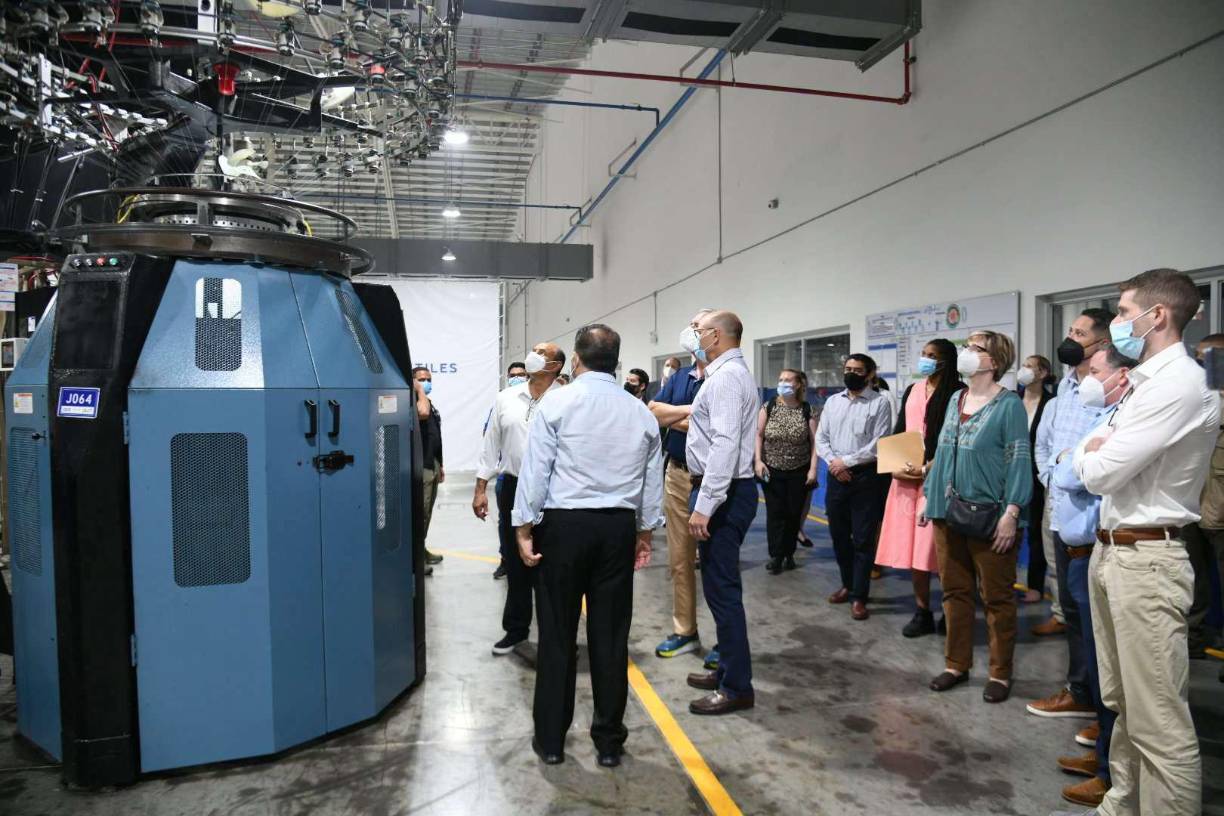  Canahuati detalló que los congresistas aseguraron que traerán más empresas americanas, quieren mover la producción de China hacia Honduras, Guatemala y El Salvador, pero para esto se necesitan condiciones favorables. Las inversiones están enfocadas en el área textil y automotriz. Los temas a trabajar para asegurar estas nuevas inversiones son energía, logística, seguridad jurídica y capacitación de personal. “Los volúmenes que se manejan en Asia son tan grandes, nosotros podríamos estar hablando de billones al año pero eso dependerá de lo que hagamos los hondureños”, apuntó. Las inversiones de empresas americanas en Honduras ascienden a $600 millones que están en proceso y otras que están por venir.