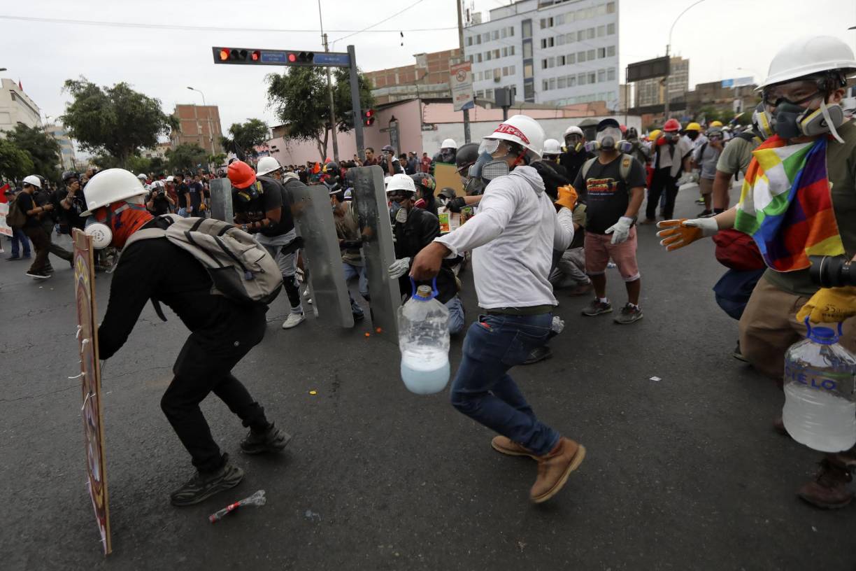 Batalla campal en Lima tras rechazo del Congreso a adelantar las elecciones en Perú