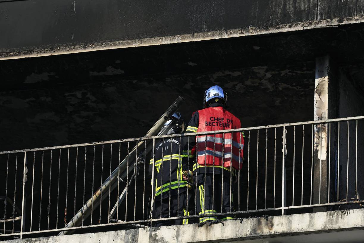 “Lo que ha sucedido aquí es absolutamente terrible, abominable”, dijo el primer ministro Gabriel Attal que visitó el lugar junto al ministro del Interior, Gérald Darmanin, asegurando que “la investigación avanza” y que “se busca a tres personas”.