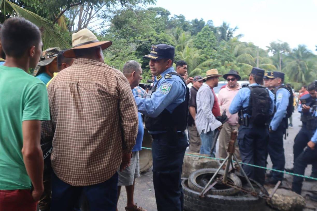 Liberan paso vehicular en Colón tras diez horas de toma de carretera