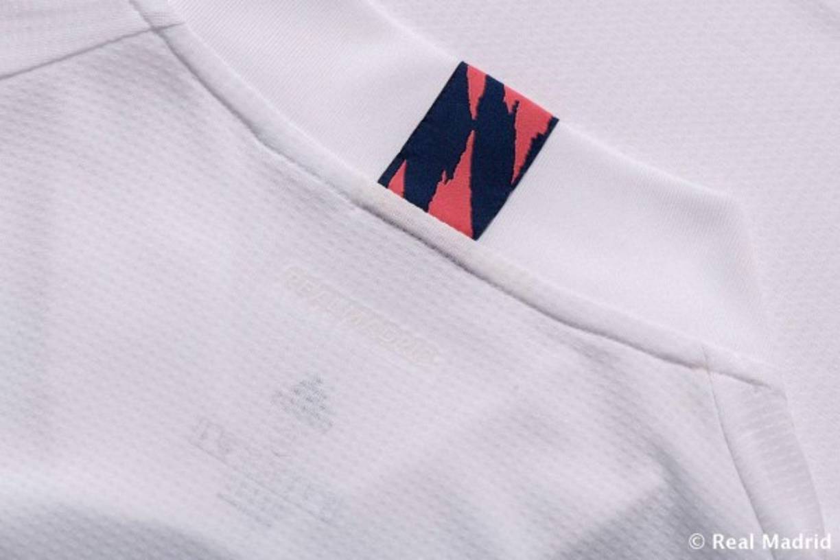 El detalle que tiene la camiseta en la parte de atrás.