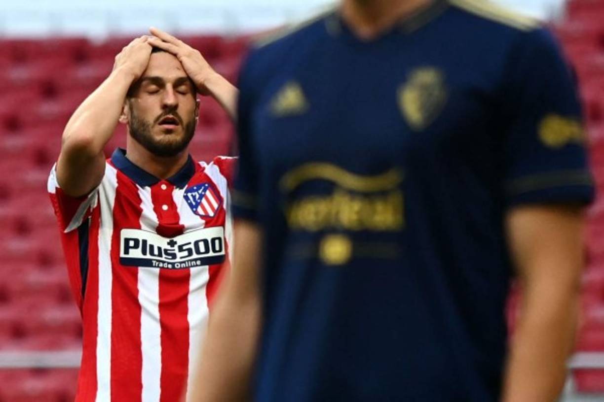 El capitán rojiblanco Koke se lleva las manos a la cabeza tras ocasión perdida por el Atlético.