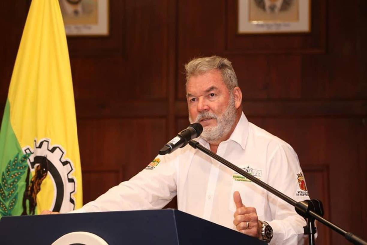 “Si el Congreso de la República prohíbe que se lea la biblia en todas las escuelas de Honduras, entonces que sea el Congreso quien autorice si se iza dicha bandera”, manifestó el alcalde de San Pedro Sula, Roberto Contreras, quien se negó ayer a izar la bandera LGBTIQ+ en la Plaza de las Banderas. 