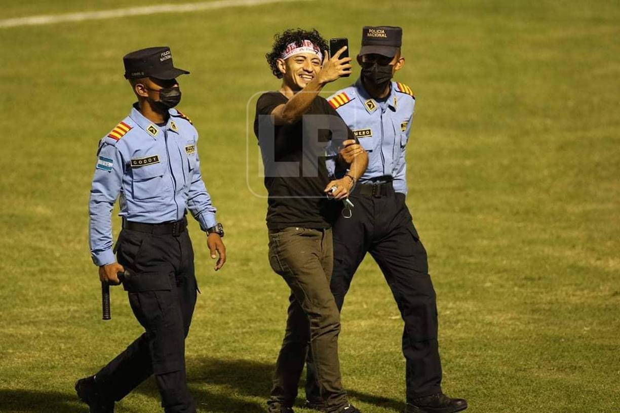 Este aficionado del Olimpia ingresó al césped del estadio Nacional Chelato Uclés y fue detenido por elementos de la Policía Nacional. El joven se atrevió inclusive a tomarse una selfie.