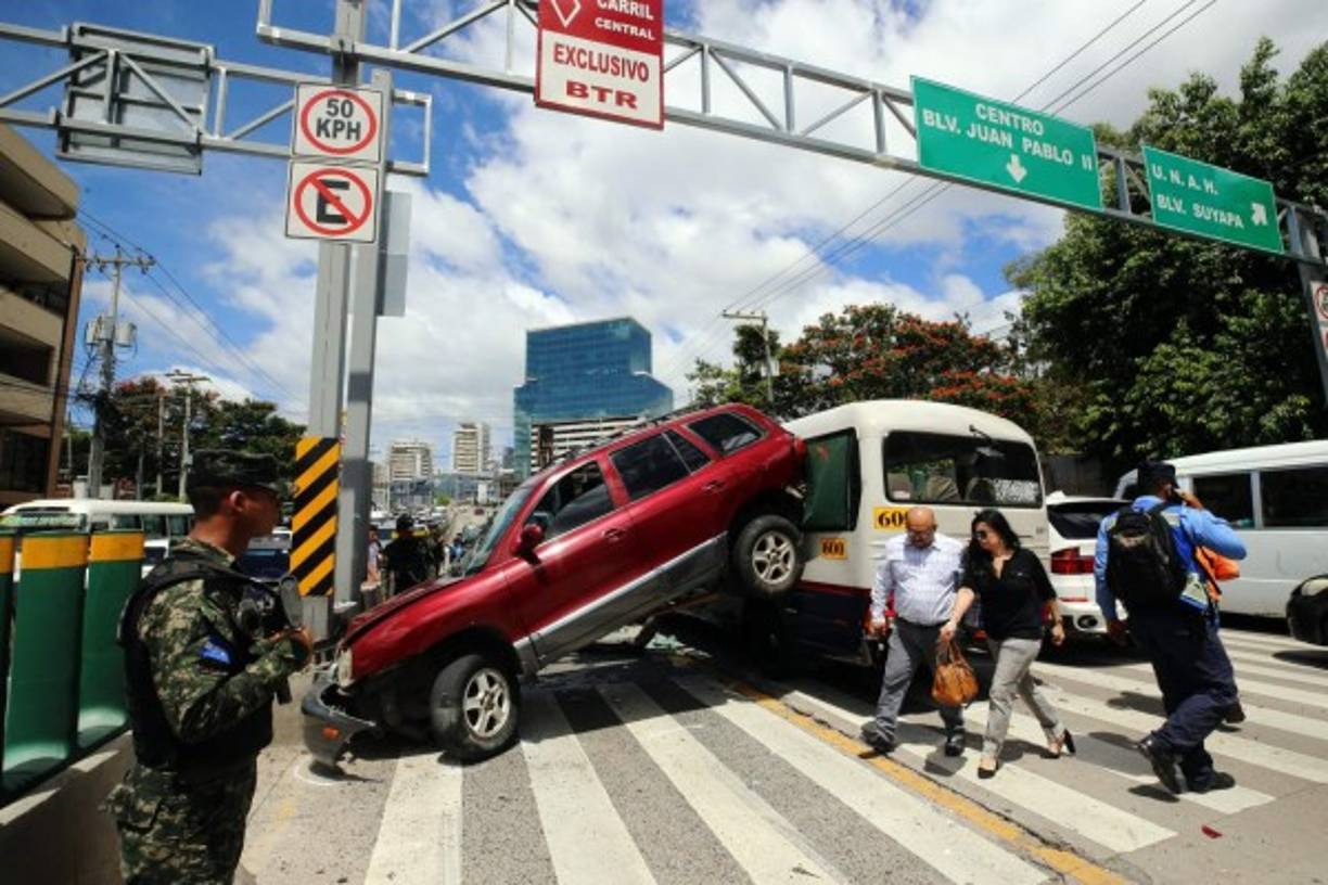 Igualmente otra camioneta que circulaba por el lugar se vio afectada ya que el fuerte impacto le alcanzó.