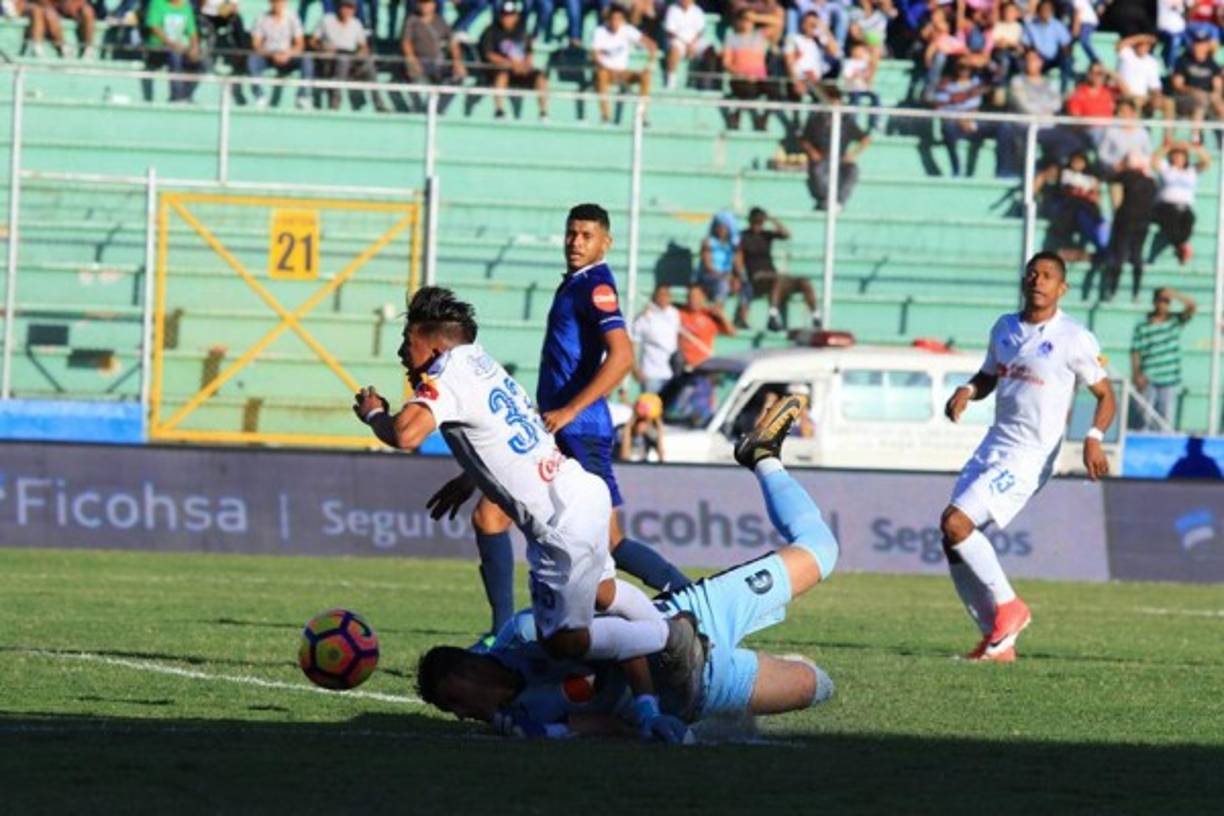 El Olimpia se puso en ventaja luego de un penal que le cometieron a Chirnos; Bryan Moya se encargó de anotar.