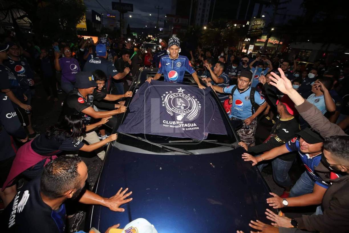 Muchos aficionados del Motagua participaron en la caravana que realizaron en Tegucigalpa.