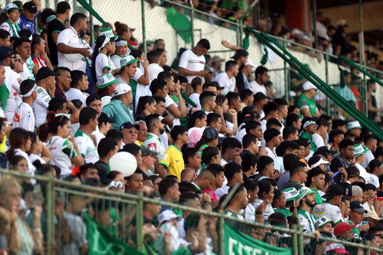 La afición del Platense se silenció tras el gol de Stiven Dávila.