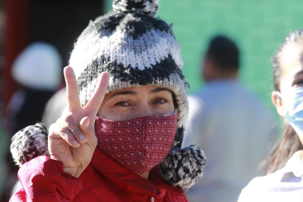 Esta chica se mostró contenta al ejercer el sufragio.