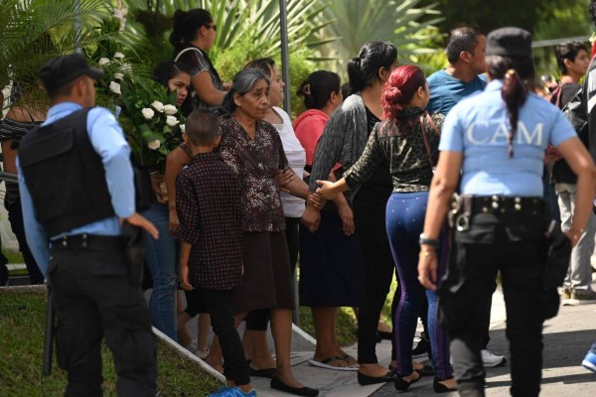 La funeraria y el cementerio eran custodiados por miembros del Cuerpo de Agentes Metropolitanos de San Salvador.