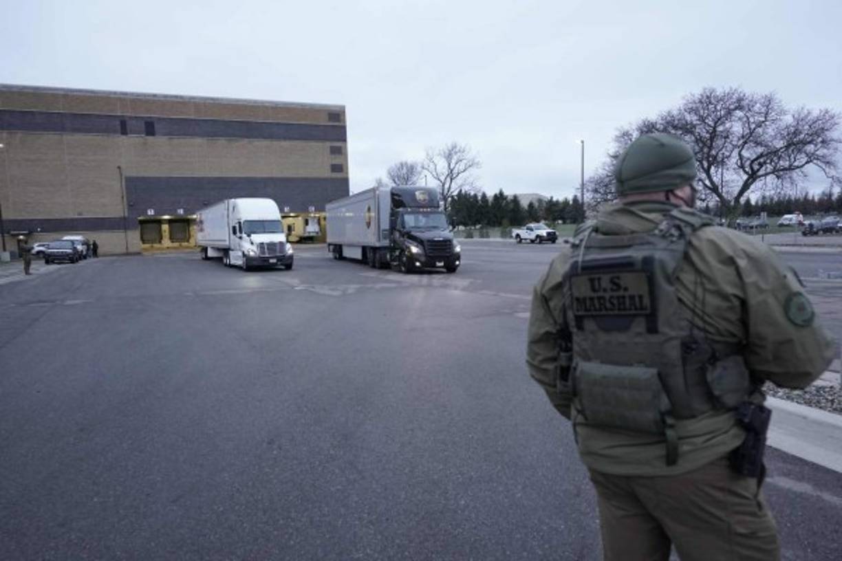 'Podemos esperar que 145 sitios en todos los estados reciban la vacuna el lunes, 425 sitios adicionales el martes y los 66 sitios finales el miércoles, que completarán la primera entrega de la vacuna Pfizer / BioNTech', explicó el general Perna.