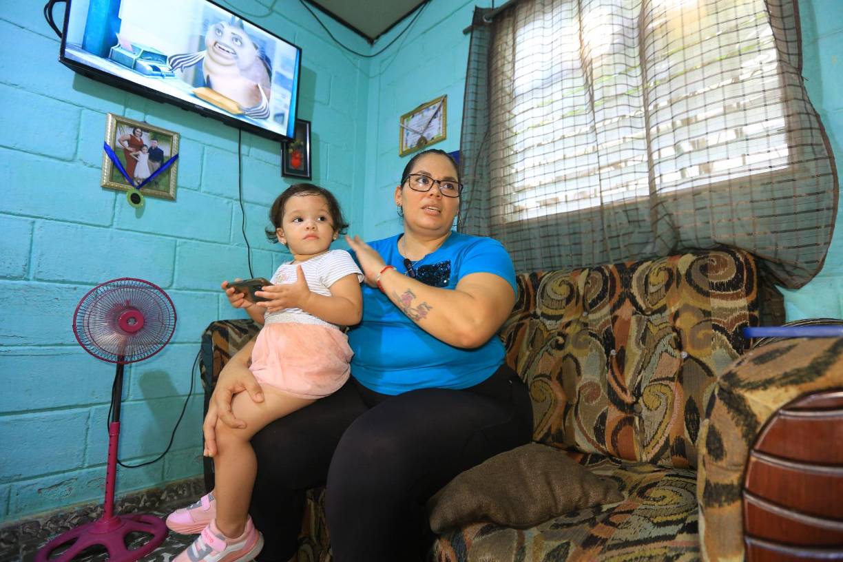Yesenia apenas se separaba del lado de Gala mientras la pequeña luchaba por recuperarse en una de las UCI del Mario Rivas. 