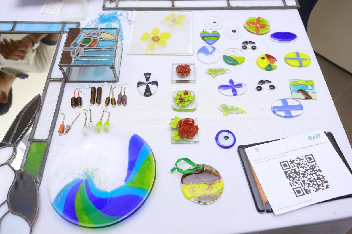 Las obras de algunos de los jóvenes beneficiados fueron expuestas en el recinto. Las mismas están hechas con diferentes técnicas aplicadas al vidrio. 