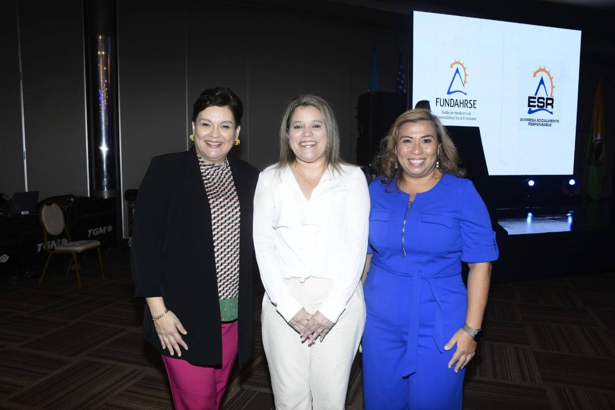 Elisa Pineda, Mirna Rivera y Ruth Amaya