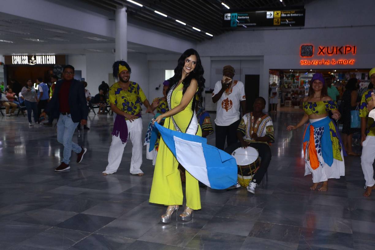 Los bailarines engalanaron el <b>recinto </b>con sus <b>coloridos trajes</b> garífunas y deleitaron con una percusión en vivo para poner un gran ambiente de fiesta y alegría. 