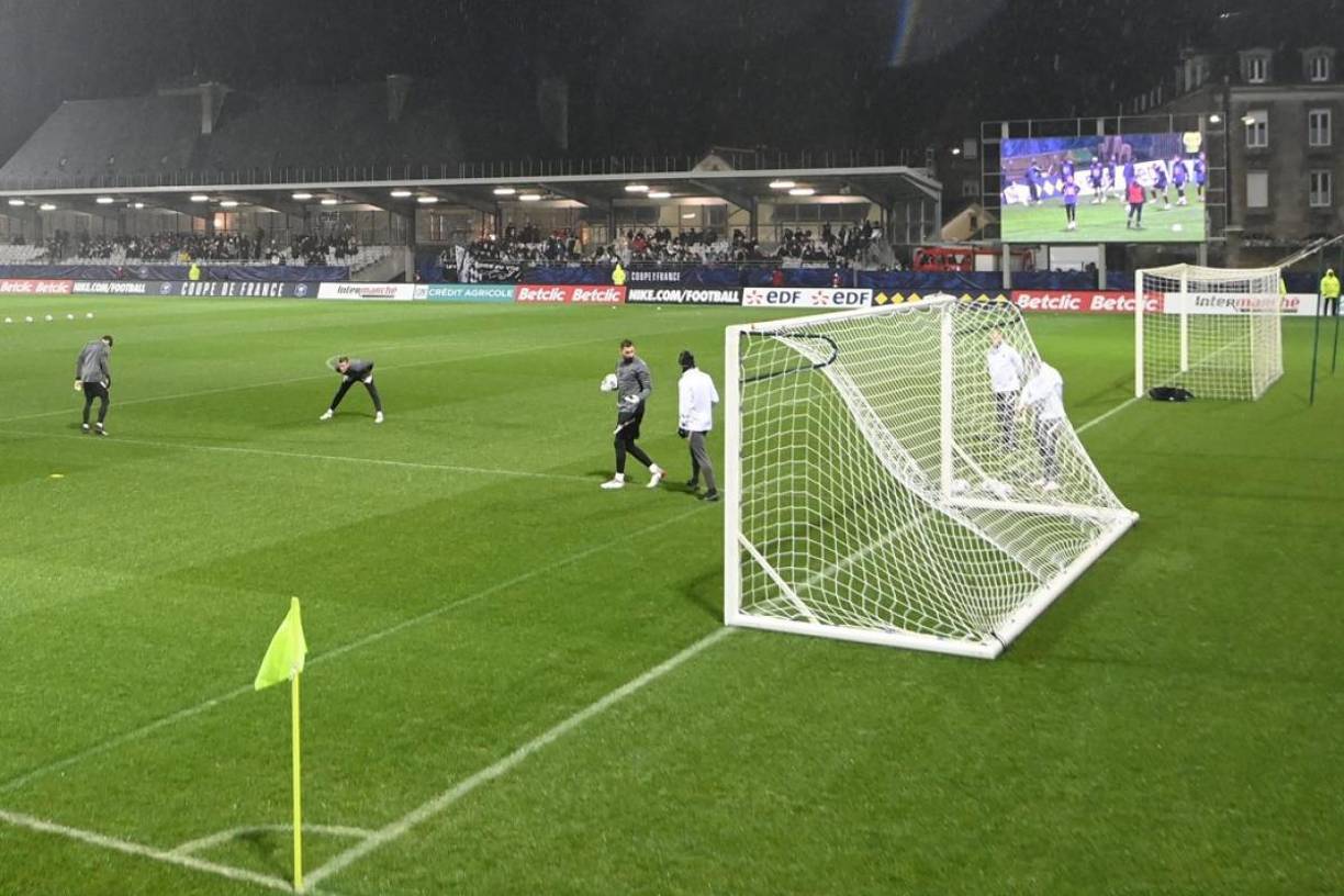 Por último, el París Saint Germain solicitan una portería móvil y un mínimo de 10 balones para prepararse, según el medio francés.