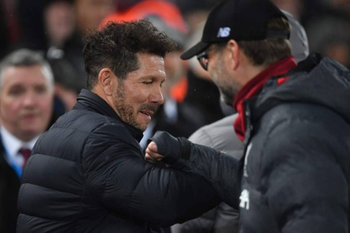 Jürgen Klopp y Diego Pablo Simeone protagonizaron este divertido saludo antes del inicio del partido en Anfield.