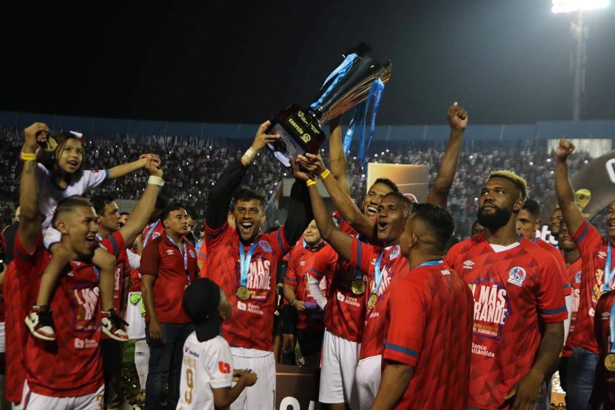 La celebración del plantel del Olimpia con su Copa 36.