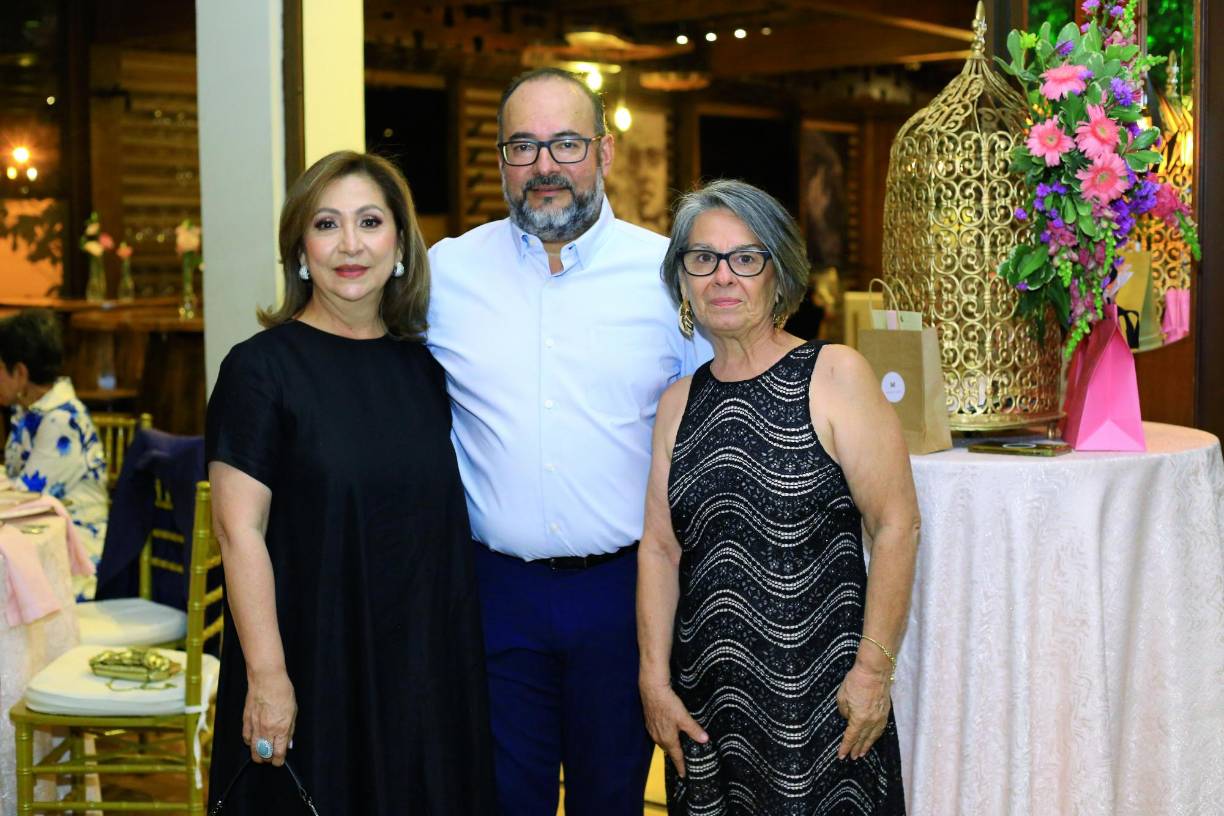 Yanet y Carlos Cruz junto a Sandra Zaldívar