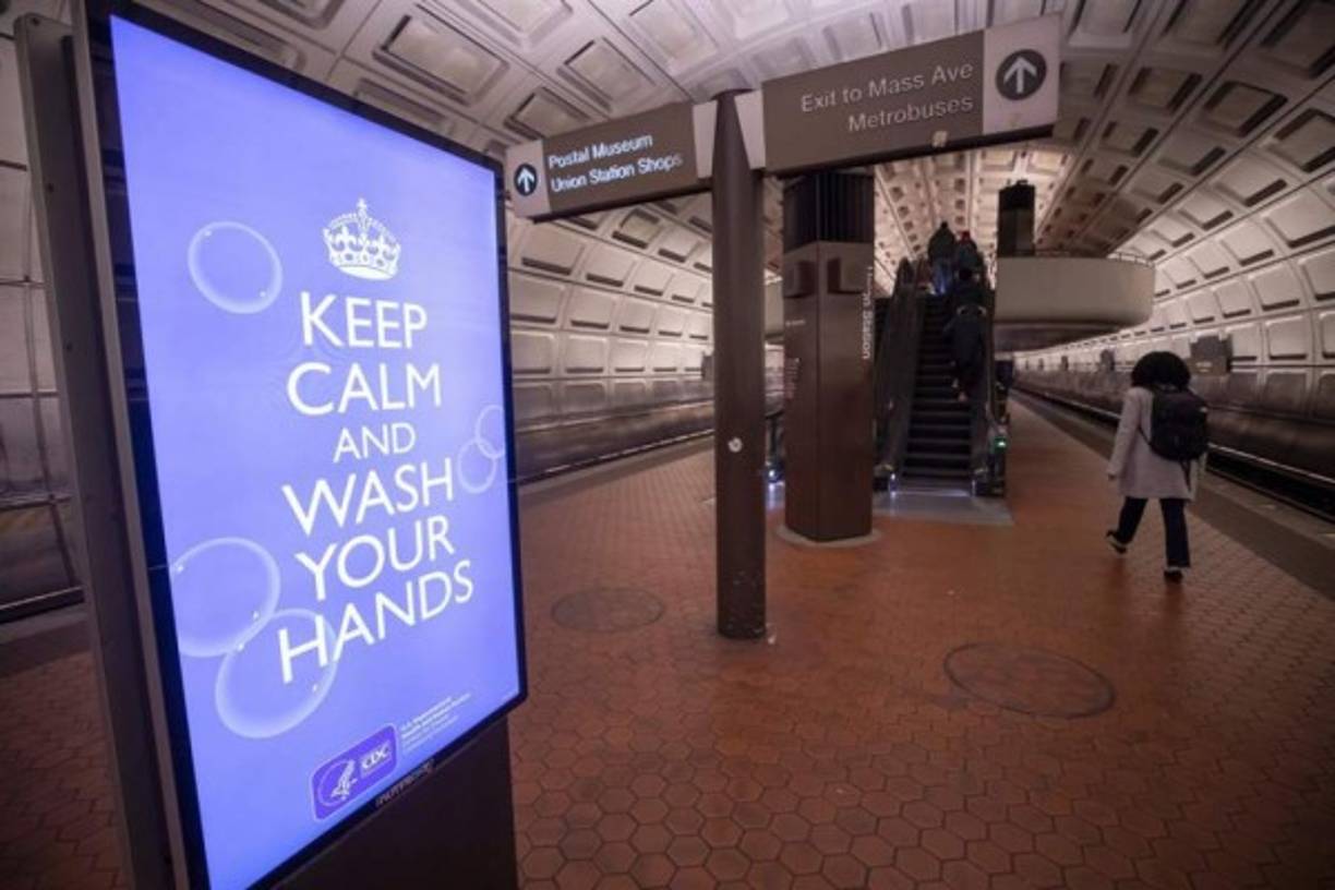 Las estaciones del metro se encontraban vacías esta mañana tras la decisión de cientos de empresas de permitir a sus empleados trabajar desde sus hogares para intentar frenar los contagios por el letal virus.