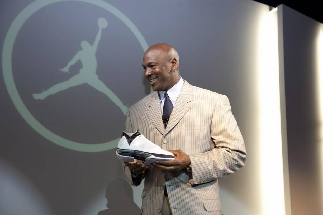 Por supuesto que el contrato tenía sus duras condiciones para una promesa del deporte para ese tiempo, así que el contrato estipulaba tres objetivos que Michael Jordan tendría que cumplir (al menos uno) durante los primeros tres años de su carrera: Mantener un promedio de 20 puntos por juego, ganar el premio al ‘Novato del Año’, o bien ser seleccionado al Juego de las Estrellas de la NBA. Si Jordan no lograba alguno de estos tres puntos, Nike tenía el derecho de cancelar el contrato, asimismo, estipulaban que si “Jordan consigue vender 4 millones de dólares en zapatillas durante los primeros tres años, el contrato se cumpliría en su totalidad”.