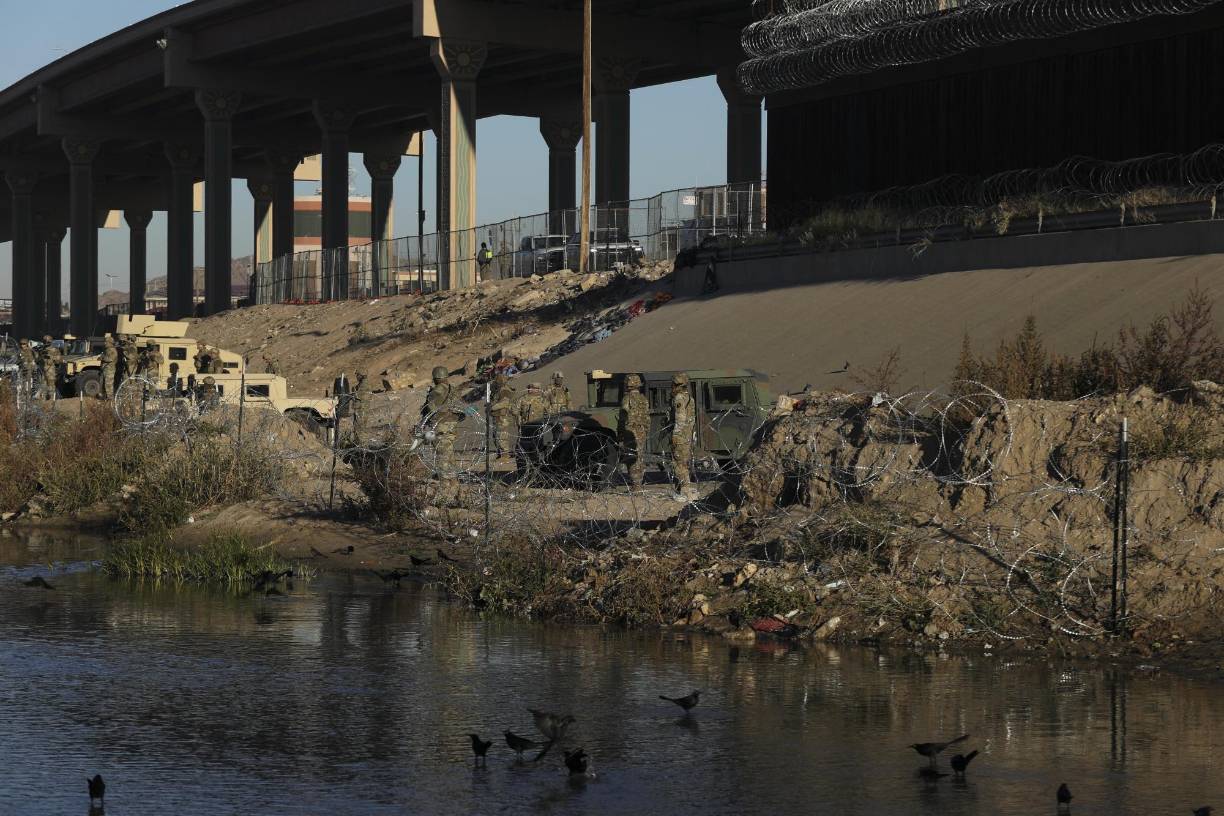 Decenas de elementos de la Guardia Nacional de Texas fueron desplegados este martes en la frontera sur del estado para frenar los cruces masivos de migrantes que han desatado una crisis humanitaria en la ciudad de El Paso en los últimos días.