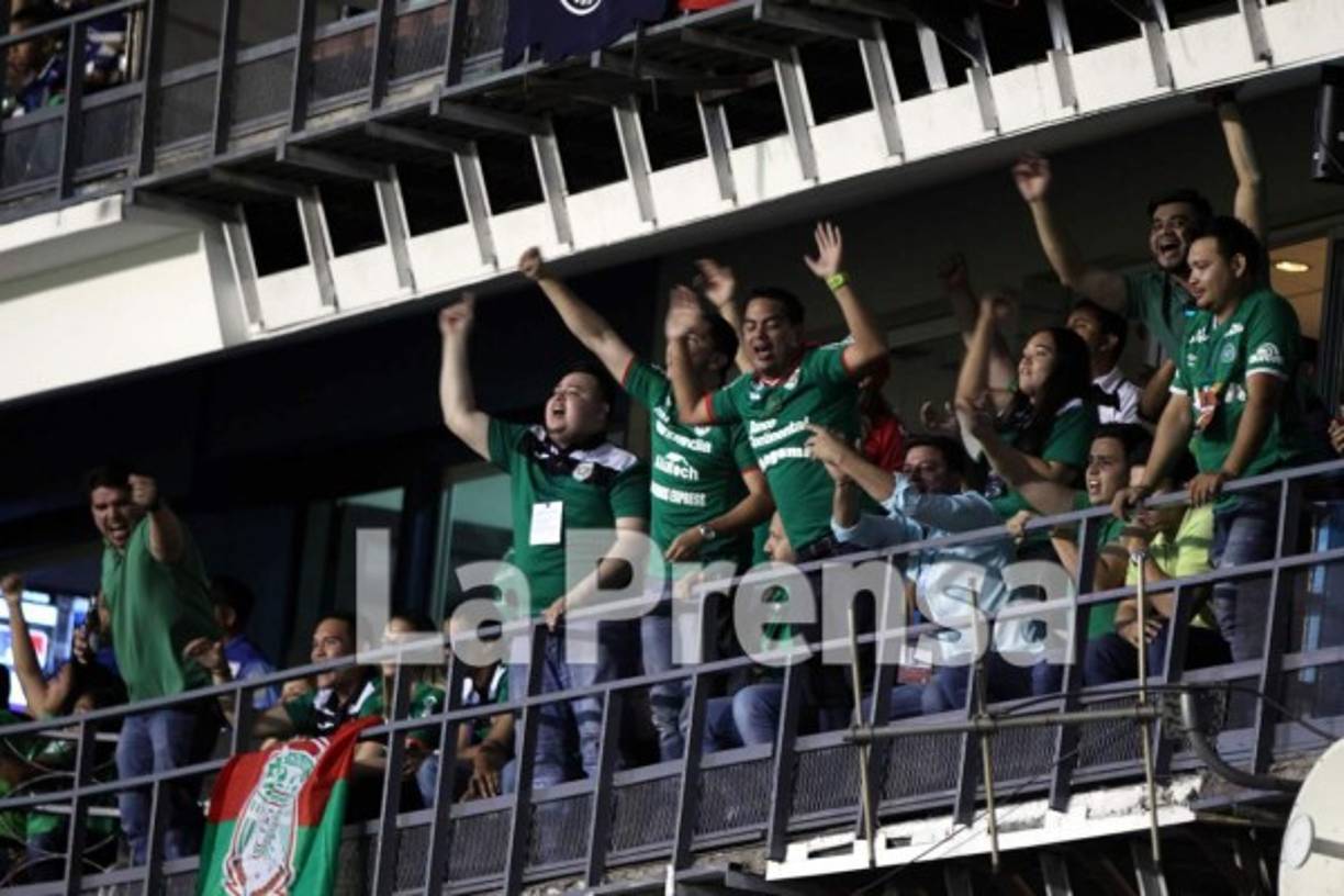 La celebración de aficionados del Marathón en las gradas del estadio Nacional.