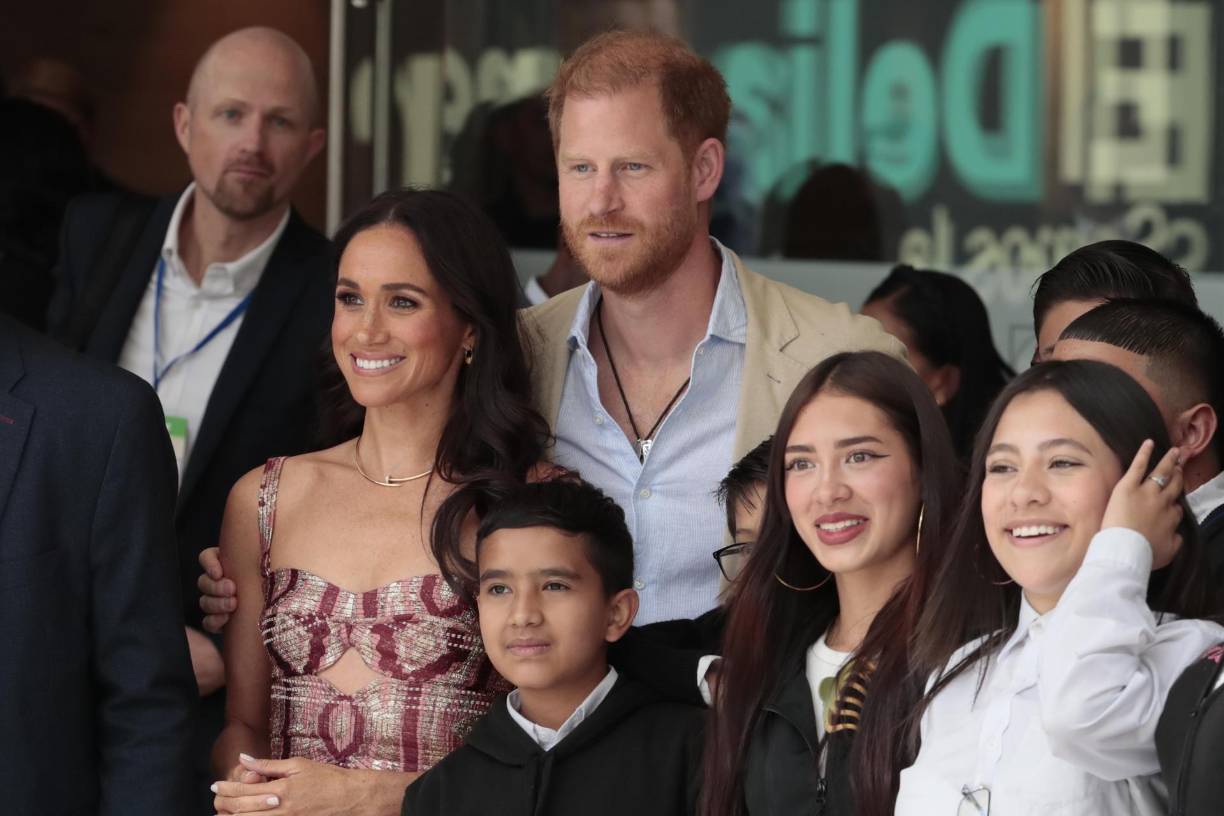 Harry y Meghan posaron con un grupo de estudiantes en una escuela en Bogotá.