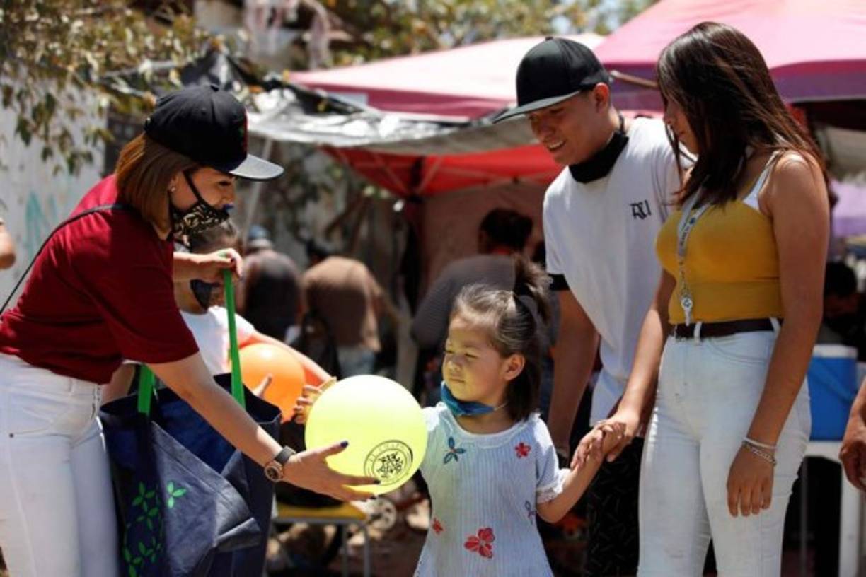 Pelotas con el logotipo de la marca 'Chapo 701', nombre de la marca, y una bolsa con dulces fueron los obsequios entregados por la empresa de la hija del capo con motivo del Día del niño celebrado este jueves en México.