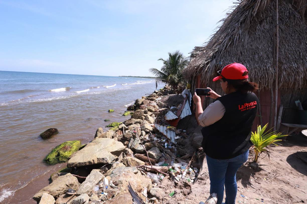 Todavía hay casas en riesgo. La de Carlos Alberto Jiménez es la más cercana a las aguas del Caribe.