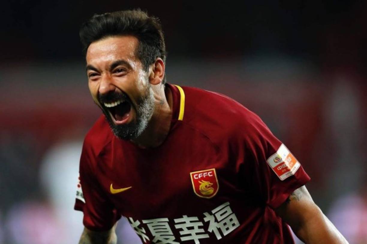 Ezequiel Lavezzi se retiró del fútbol en el equipo Hebei Fortune de China (2015-2019).