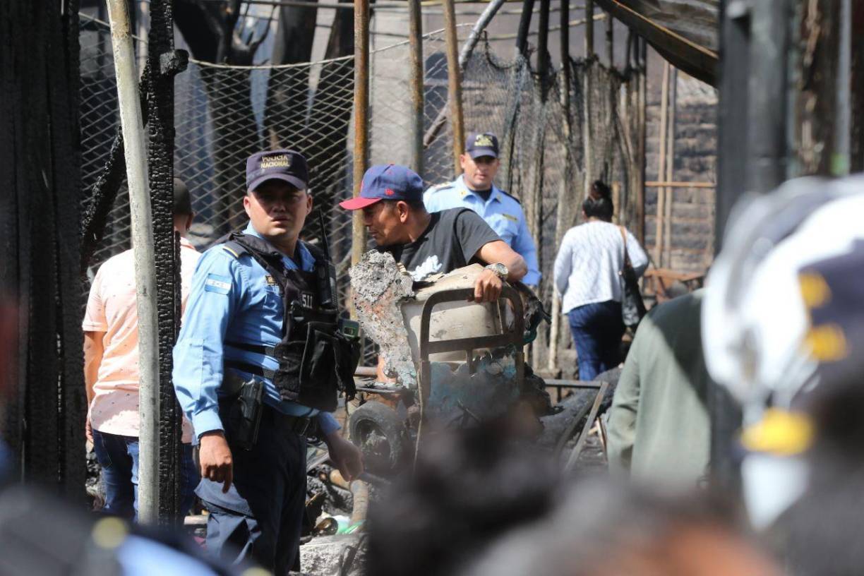 Cenizas y sueños apagados: las imágenes del incendio en mercado capitalino