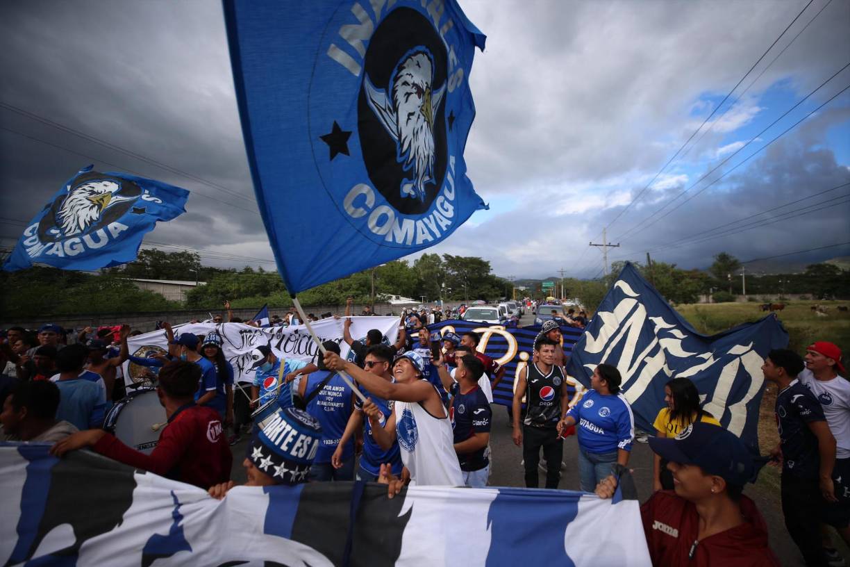 Los miembros de la REVO haciendo su show en las afueras del estadio.