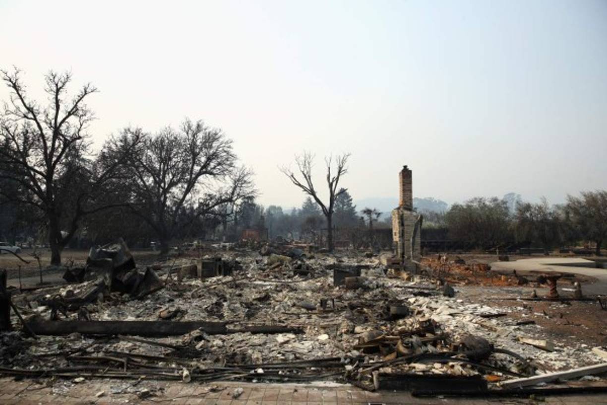 Los incendios han quemado casi 170,000 acres en California. Los incendios más grandes se produjeron en los condados de Sonoma, Napa y Mendocino, en el norte de California, llenando el pintoresco paisaje de la región vinícola del estado con escombros carbonizados y nubes de humo.
