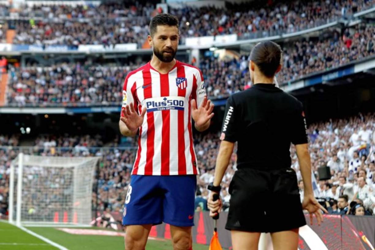 Presencia femenina en el campo. El defensor brasileño Felipe Augusto, del Atlético de Madrid, le reclama a la juez de línea Guadalupe Porras durante el partido ante el Real Madrid.