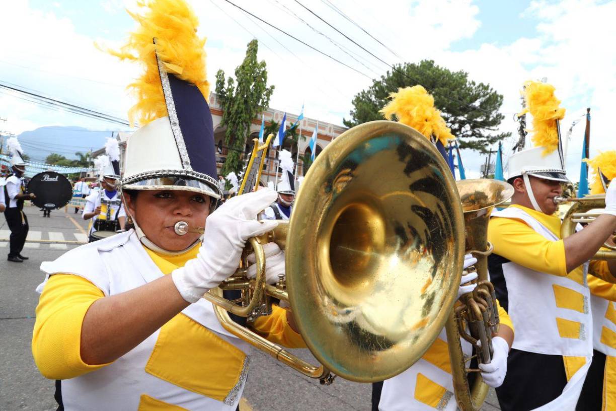 Fervor y amor patrio en los desfiles de La Ceiba