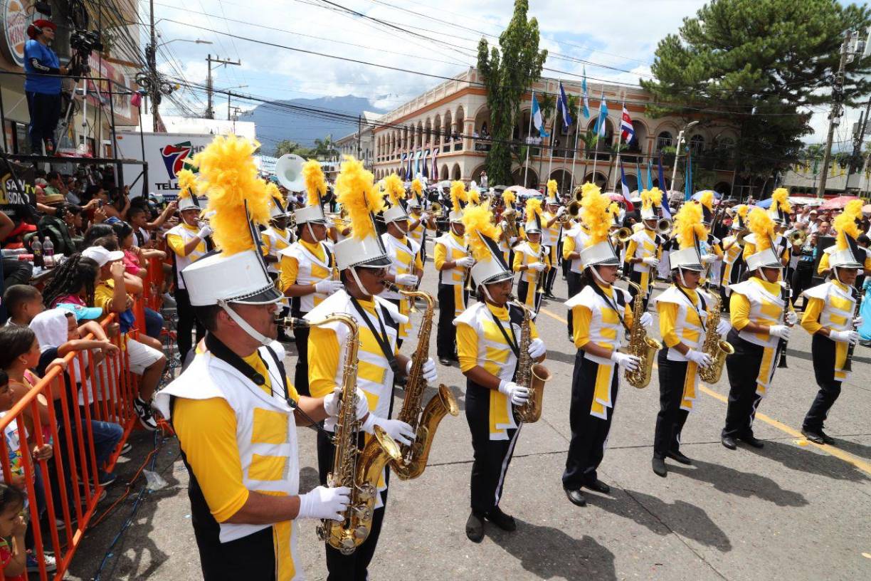 Fervor y amor patrio en los desfiles de La Ceiba